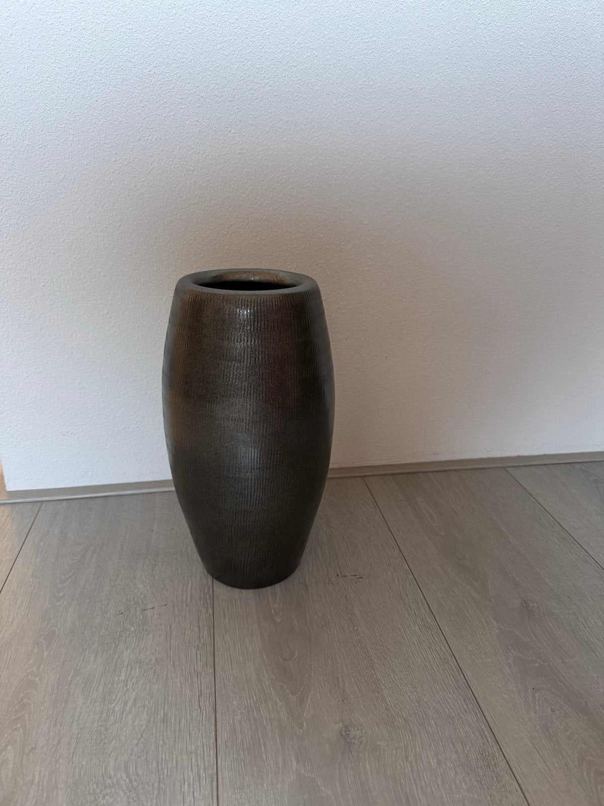 Moderne vaas met structuur, Ophalen