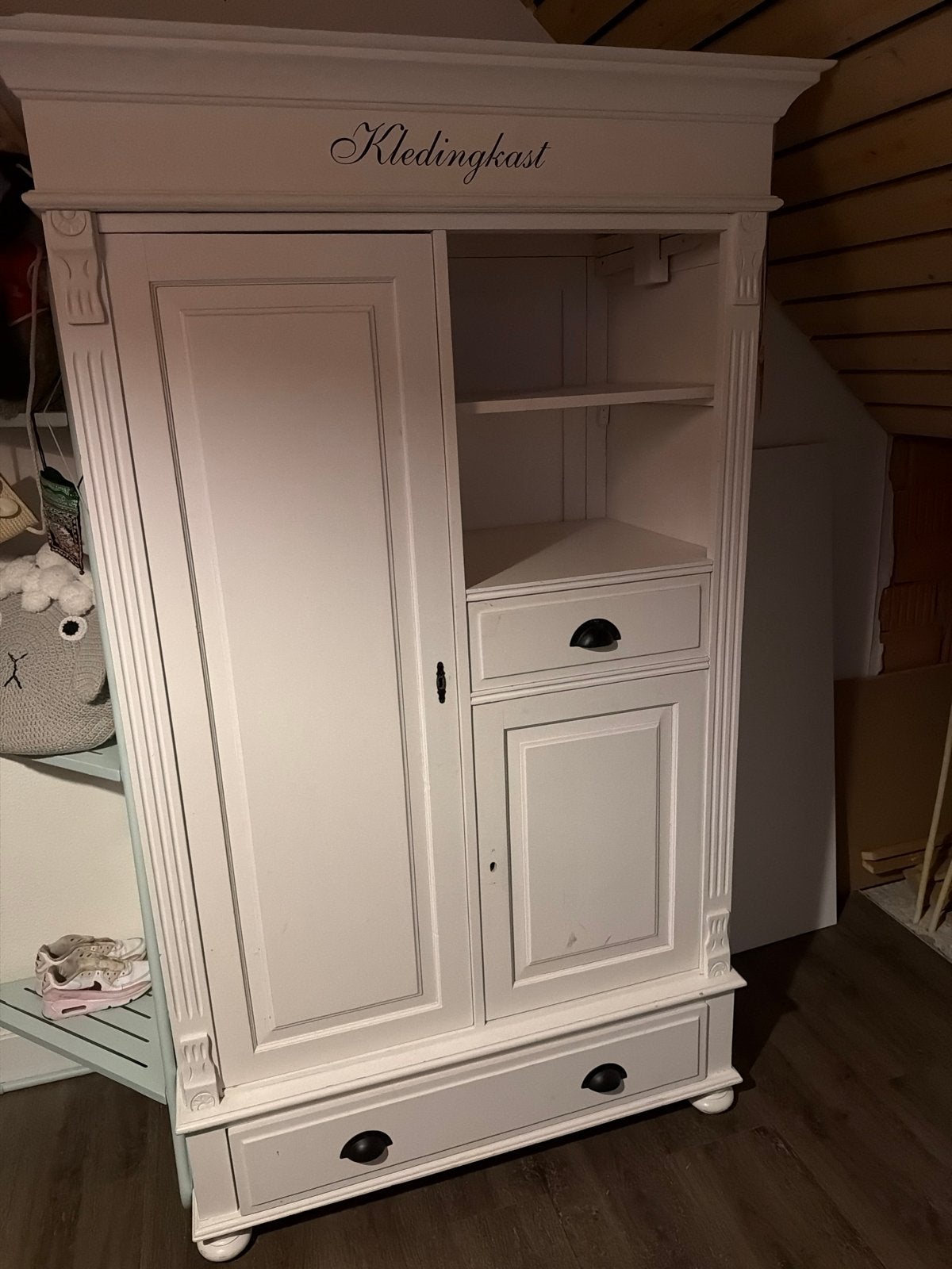 Witte kledingkast met lades en planken
