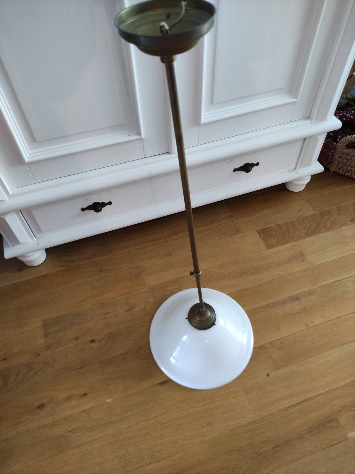 Vintage hanglamp met opaline glazen kap, Huis en Inrichting, Lampen | Hanglampen, Gebruikt, Glas, Metaal, E27 (groot), Ophalen