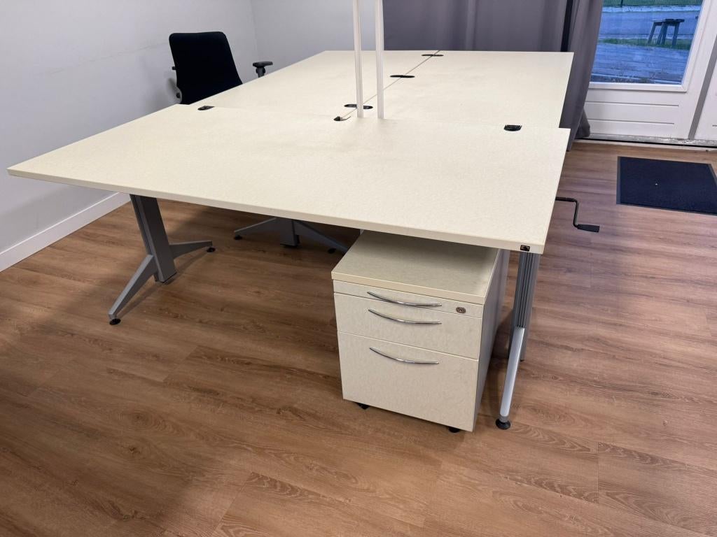 Bureaus, ladekasten en bureaustoelen gratis af te halen, Huis en Inrichting, Bureaus, Ophalen, Gebruikt