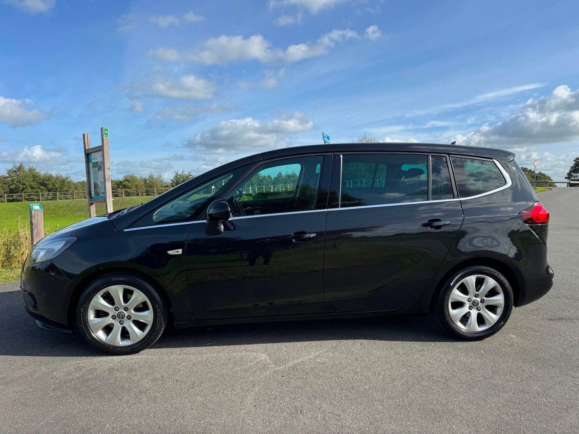 Opel Zafira Tourer 1.4 Berlin 7p., Auto's, Stof, Gebruikt, Zwart, 4 cilinders