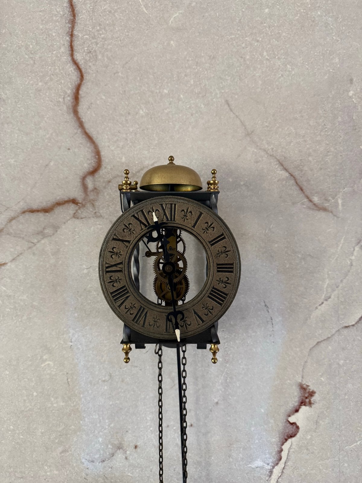 Antieke wandklok met zichtbaar uurwerk, Ophalen of Verzenden