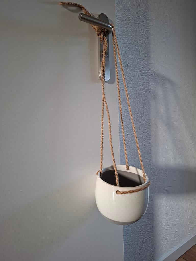 Witte bloempot met grijze rand, om op te hangen, Ophalen