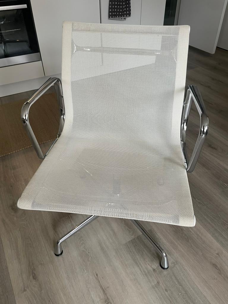 Vitra Eames 108, Ophalen, Zo goed als nieuw, Wit, Eén