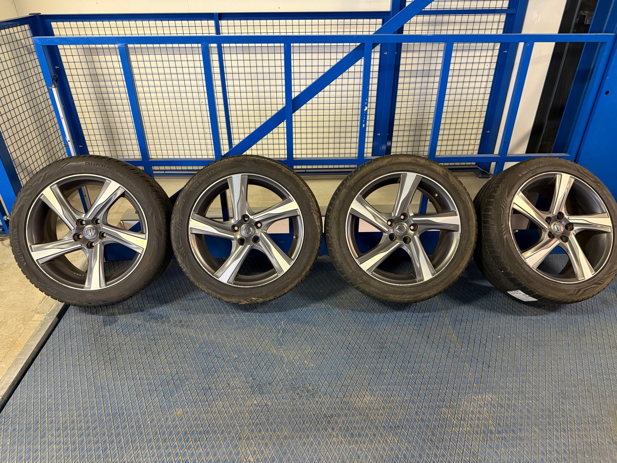 18'' R-Design - V60 - Vredestein Quatrac - 235/45 R18