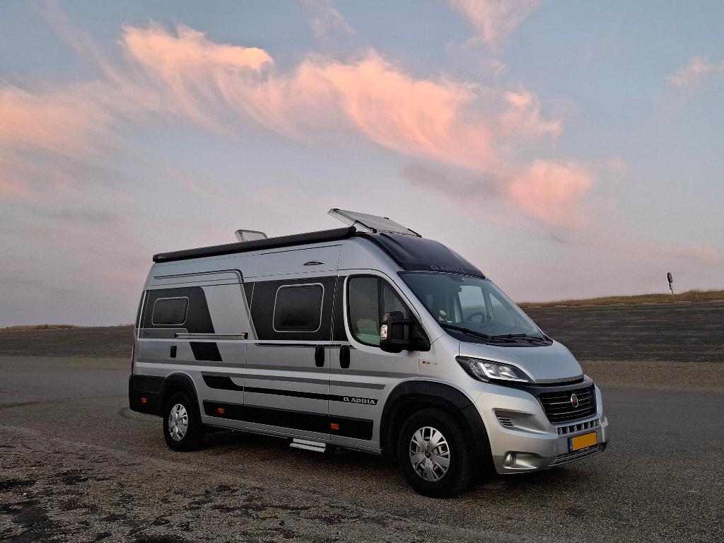 Te huur Adria Twin Supreme buscamper 2-persoons lengtebed, Caravans en Kamperen, Verhuur
