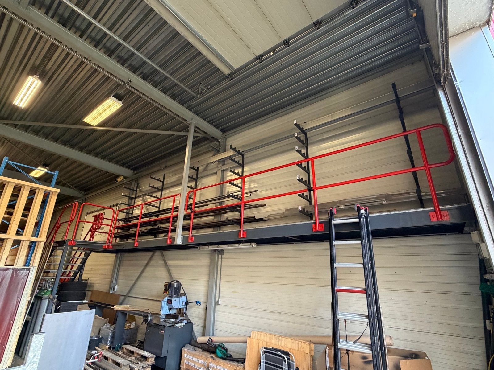 Robuuste entresolvloer met trap en leuning 10 meter, Doe-het-zelf en Verbouw, Ladders en Trappen, Ophalen of Verzenden