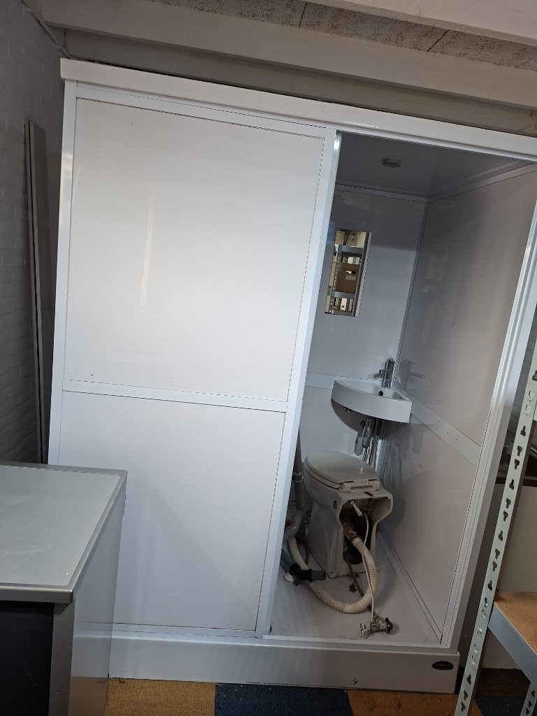 Big Move Mobiele badkamer met broyeurtoilet en boiler, Ophalen, Gebruikt, Met douche