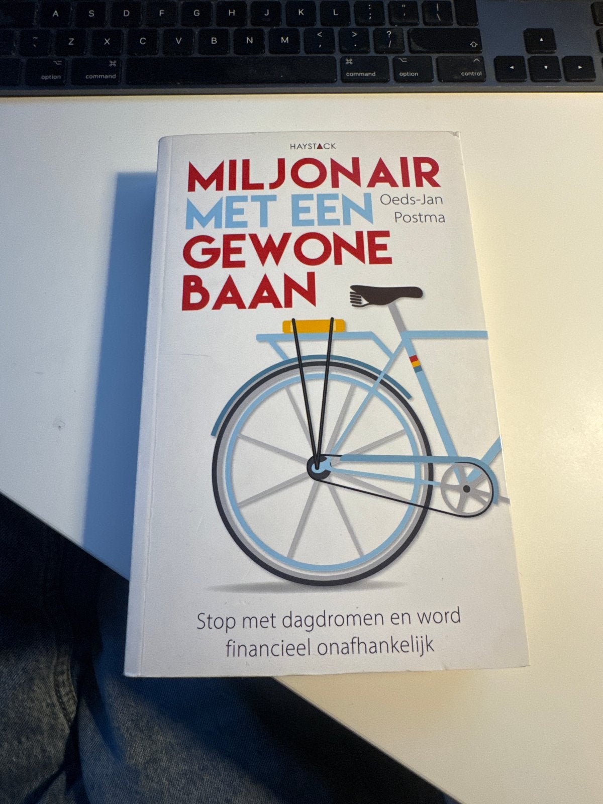 Miljonair met een Gewone Baan - Oeds-Jan Postma, Ophalen of Verzenden, Zo goed als nieuw, Nederland