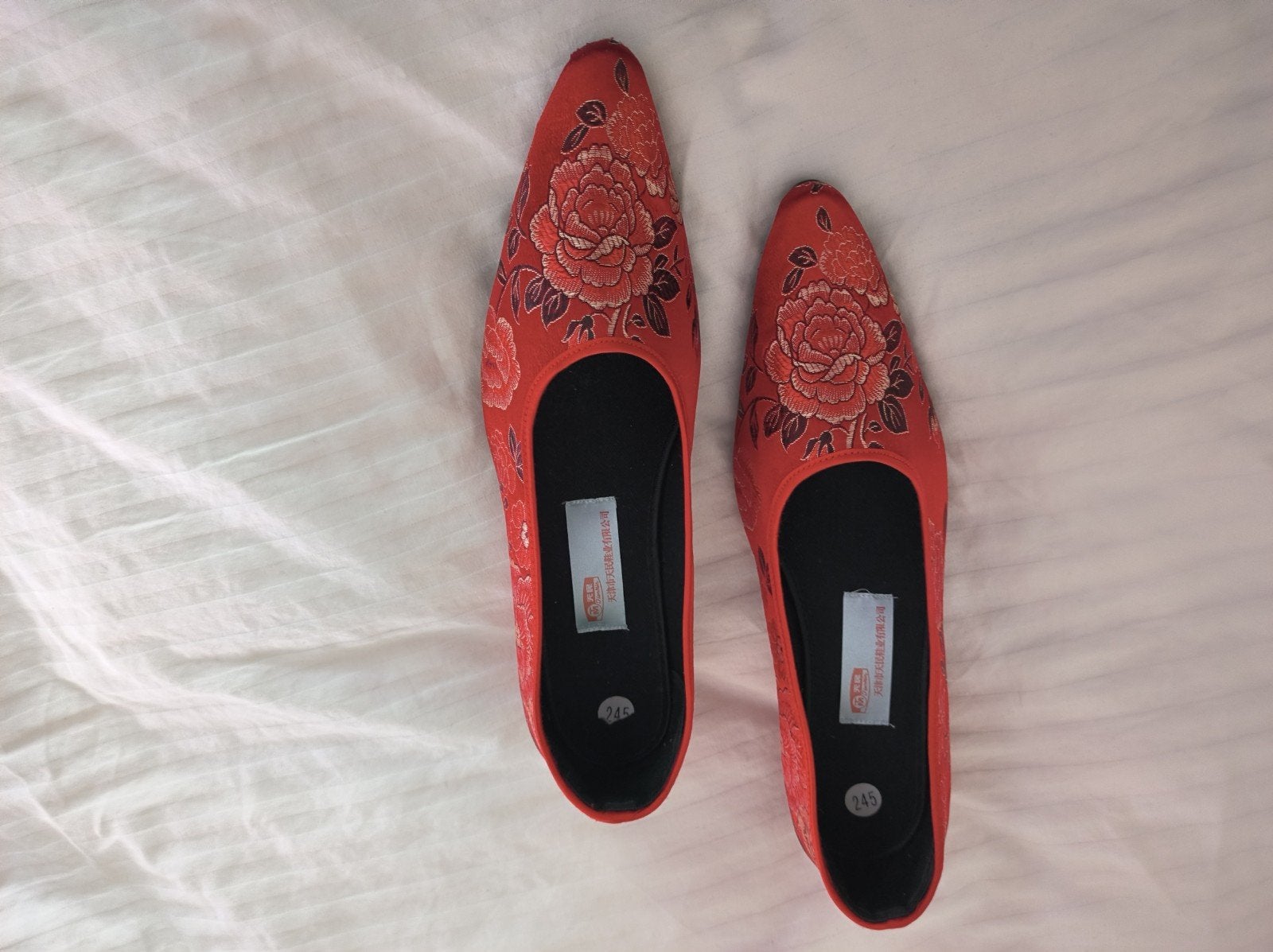 Rode Chinese geborduurde schoenen met bloemen, Schoenen met lage hakken, Nieuw, Ophalen of Verzenden, Rood
