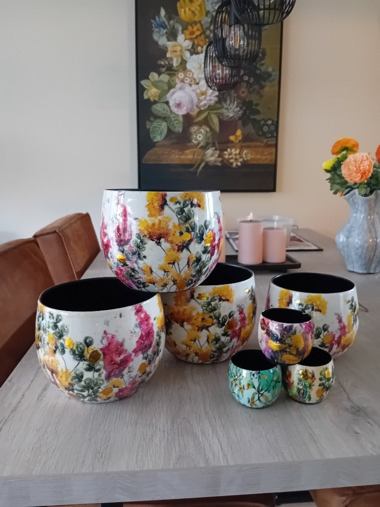 Set van 7 bloempotten met bloemendesign, Tuin en Terras, Bloempotten, Ophalen, Rond, Binnen, Zo goed als nieuw