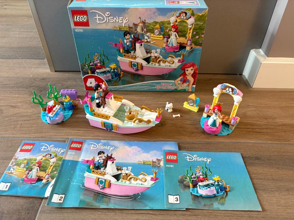 Lego disney 43191 ariels feestboot zgan met doos en boekjes, Compleet, Lego, Ophalen of Verzenden, Zo goed als nieuw
