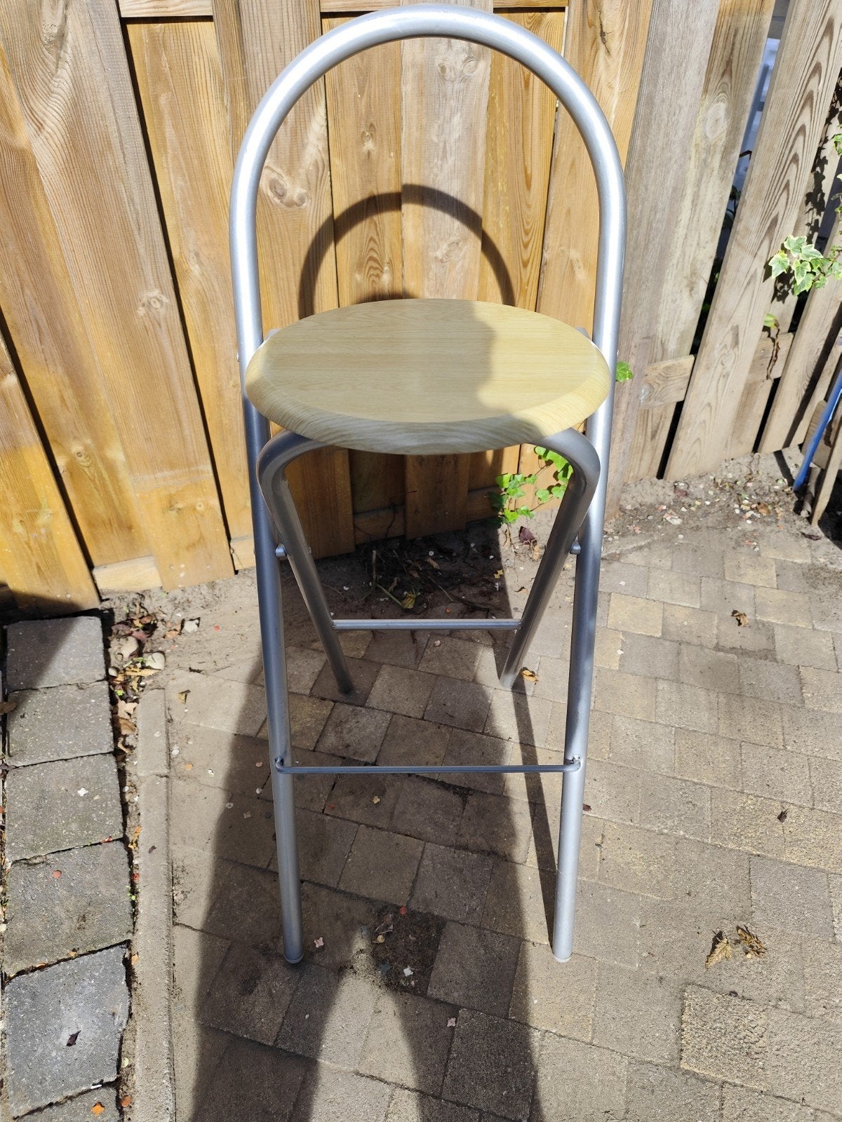 Hoge kruk met rugleuning - Metaal en Hout, Huis en Inrichting, Barkrukken, Ophalen, Gebruikt, Hout, 90 cm of meer
