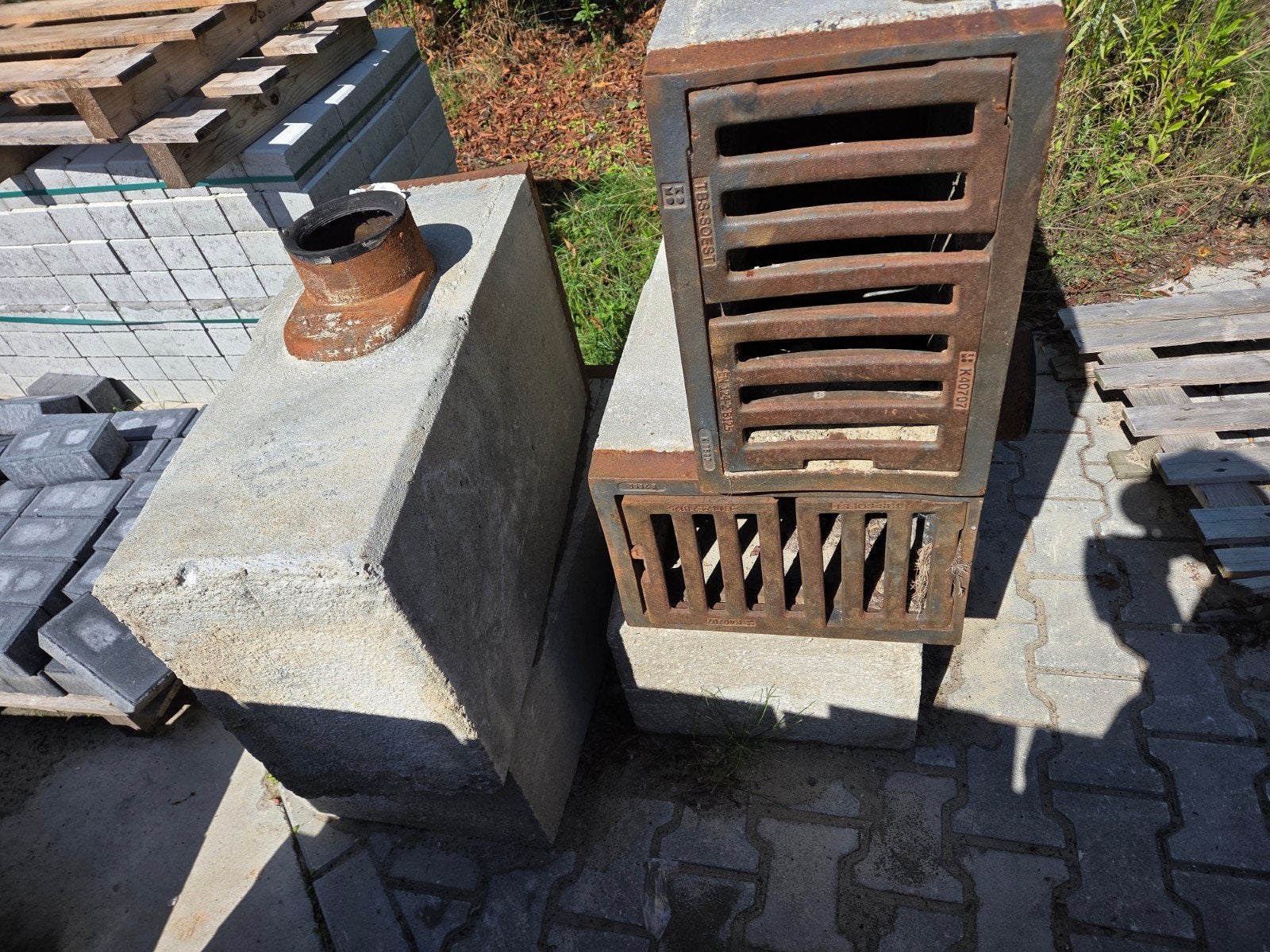 Straatkolken met rooster en betonen ombouw, Gebruikt, Ophalen of Verzenden, Minder dan 2 meter, 80 mm of meer