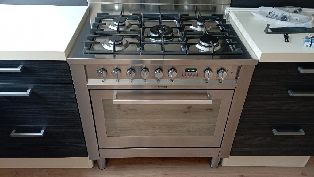 Gasfornuis van Ariston 5 pitten (CP98SP6) met afzuigkap, Witgoed en Apparatuur, Fornuizen, Gebruikt, Vrijstaand, Gas, 5 kookzones of meer