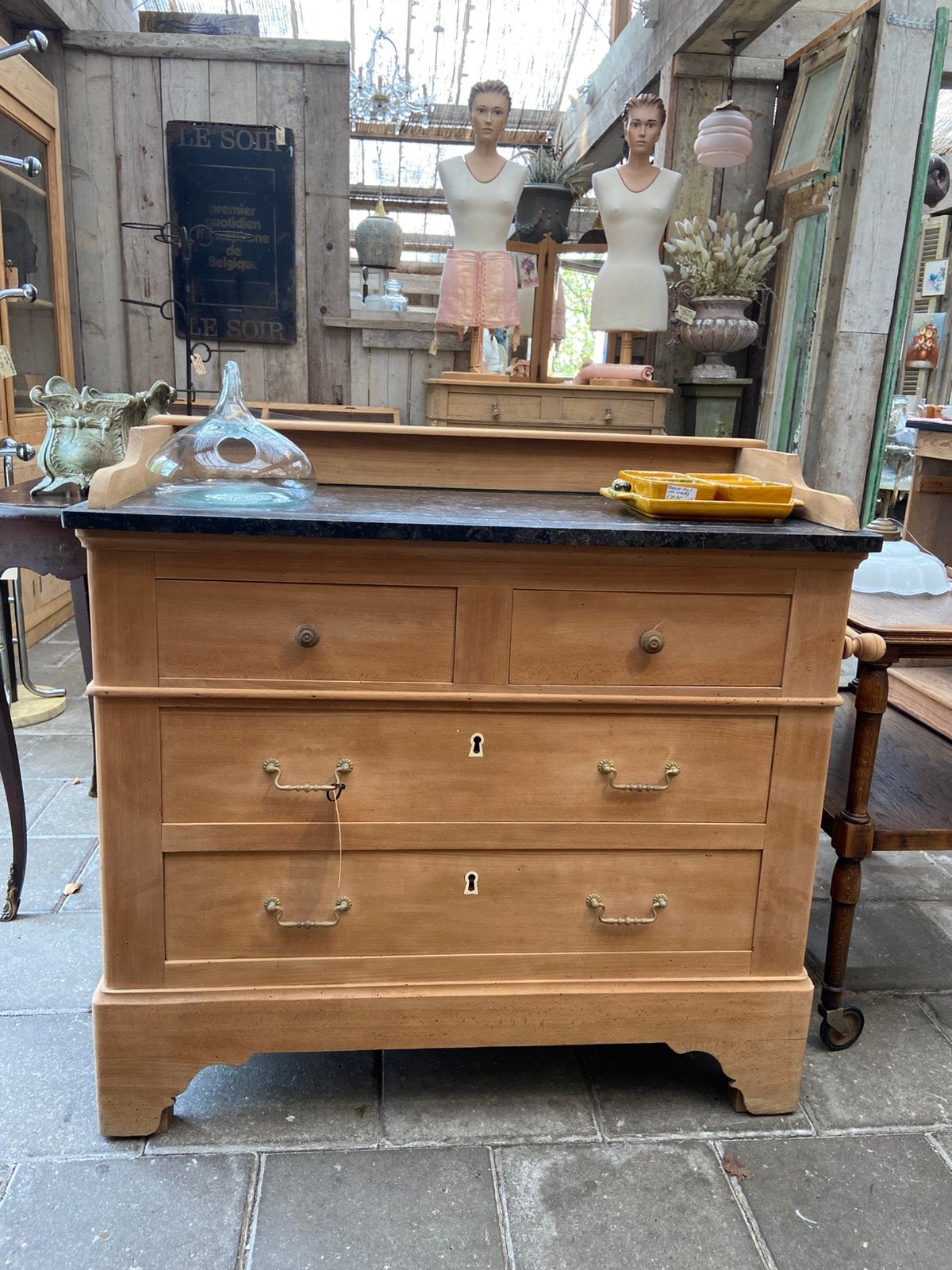 Een landelijk Frans wasmeubel kast commode