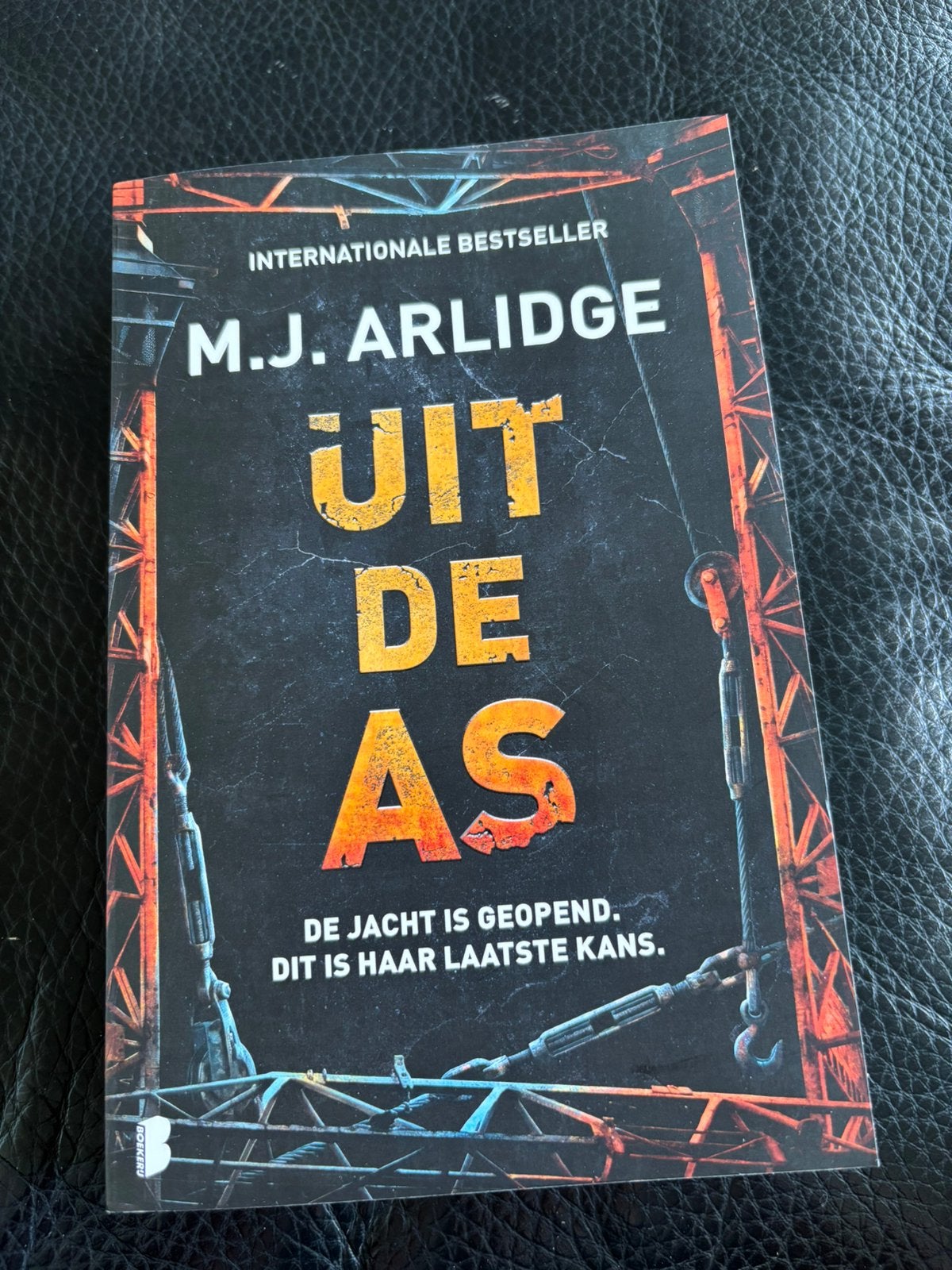 M.J. Arlidge - Uit de as, Ophalen of Verzenden, Zo goed als nieuw