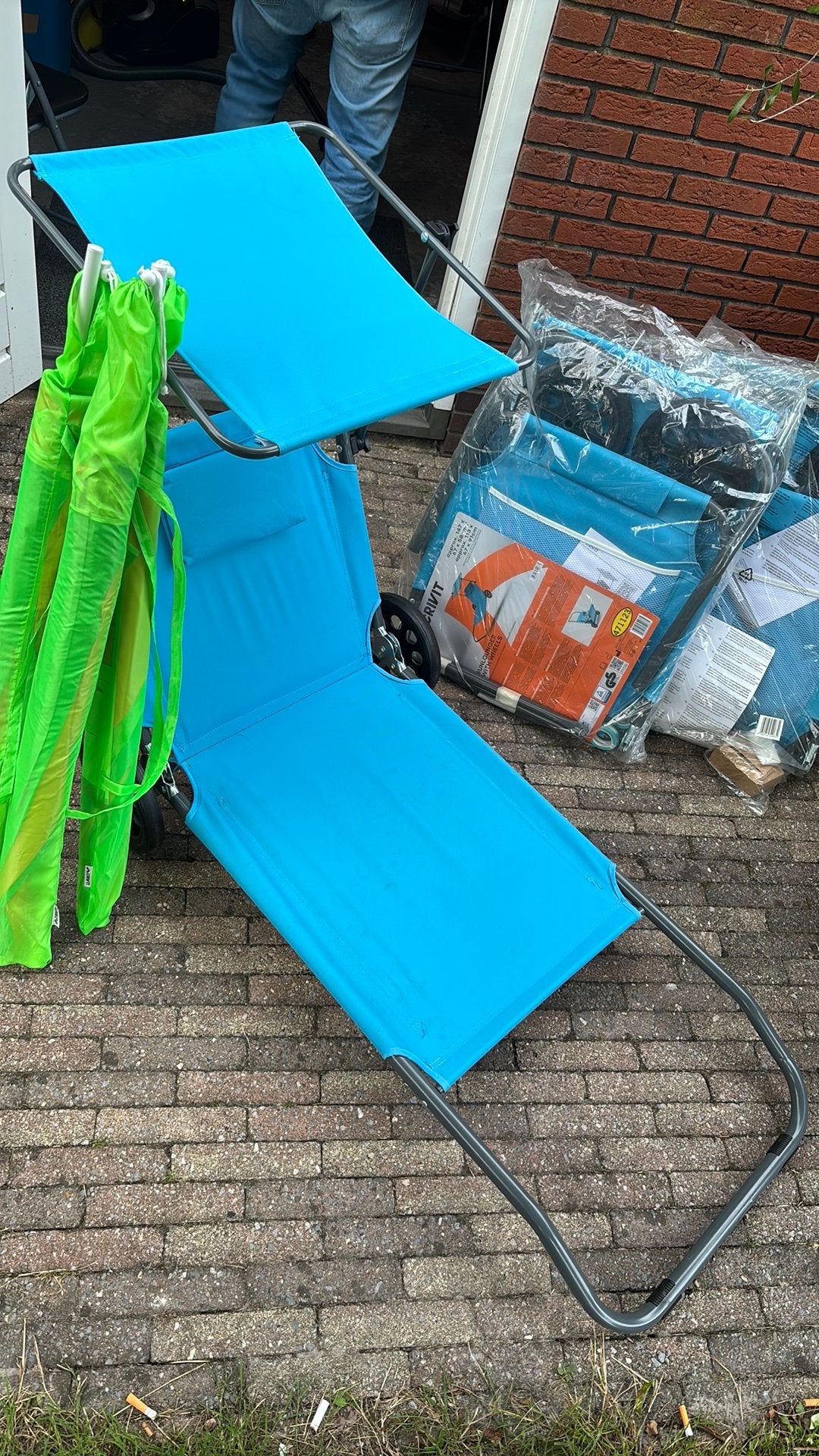 Drie nieuwe strandbedden met parasol, Ophalen, Nieuw, Campingstoel