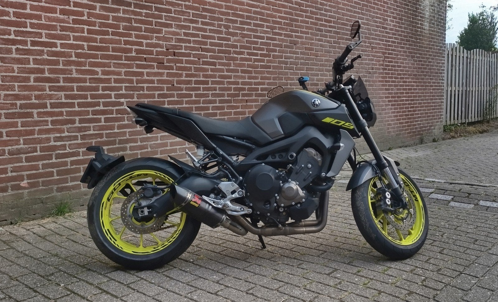 Yamaha MT-09 matgrijs/fluorgele uitvoering – Akrapovic, Motoren, 889 cc, 3 cilinders, Particulier, Naked bike