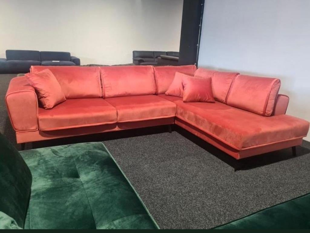 Nieuwe hoekbank met bed en opberg rood velours stof, Nieuw, Ophalen of Verzenden, Vierpersoons of meer, Stof