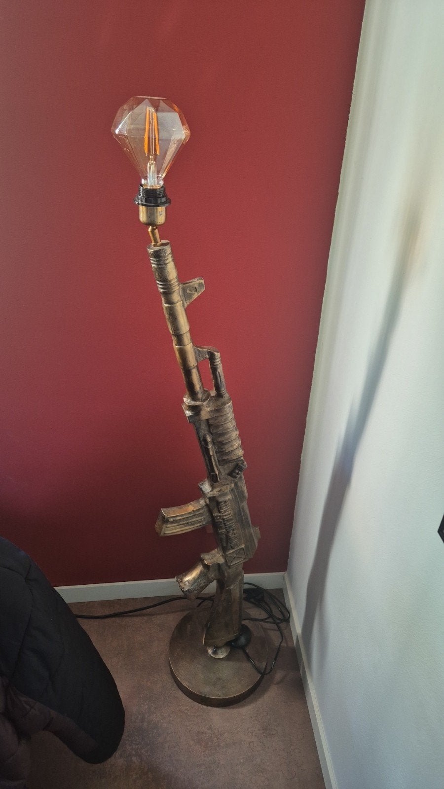Unieke Kalashnikov lamp - Zware kwaliteit, zo goed als nieuw, Zo goed als nieuw, Industrieel, Uniek, Militair, Metaal, 150 tot 200 cm