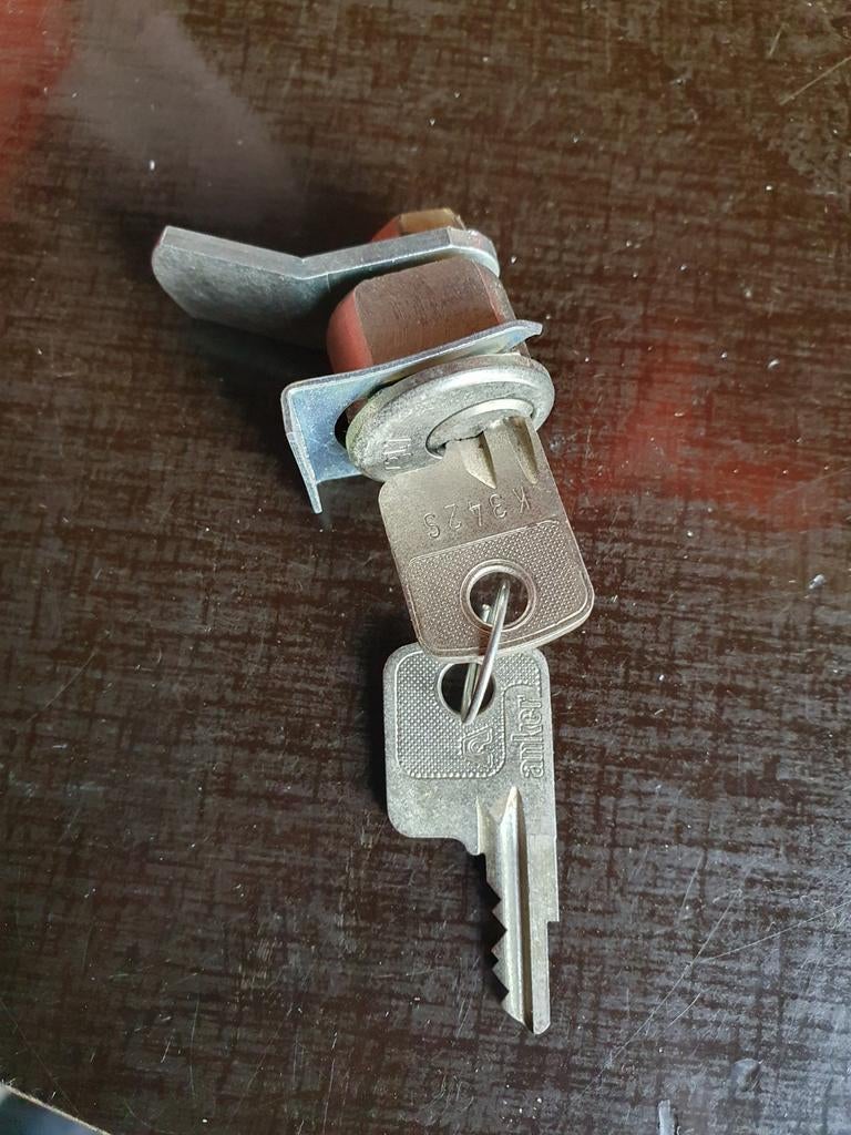 Set van 2 vintage gokkast sloten e.d. €9.50, Verzamelen, Automaten | Gokkasten en Fruitautomaten, Ophalen of Verzenden, Zo goed als nieuw