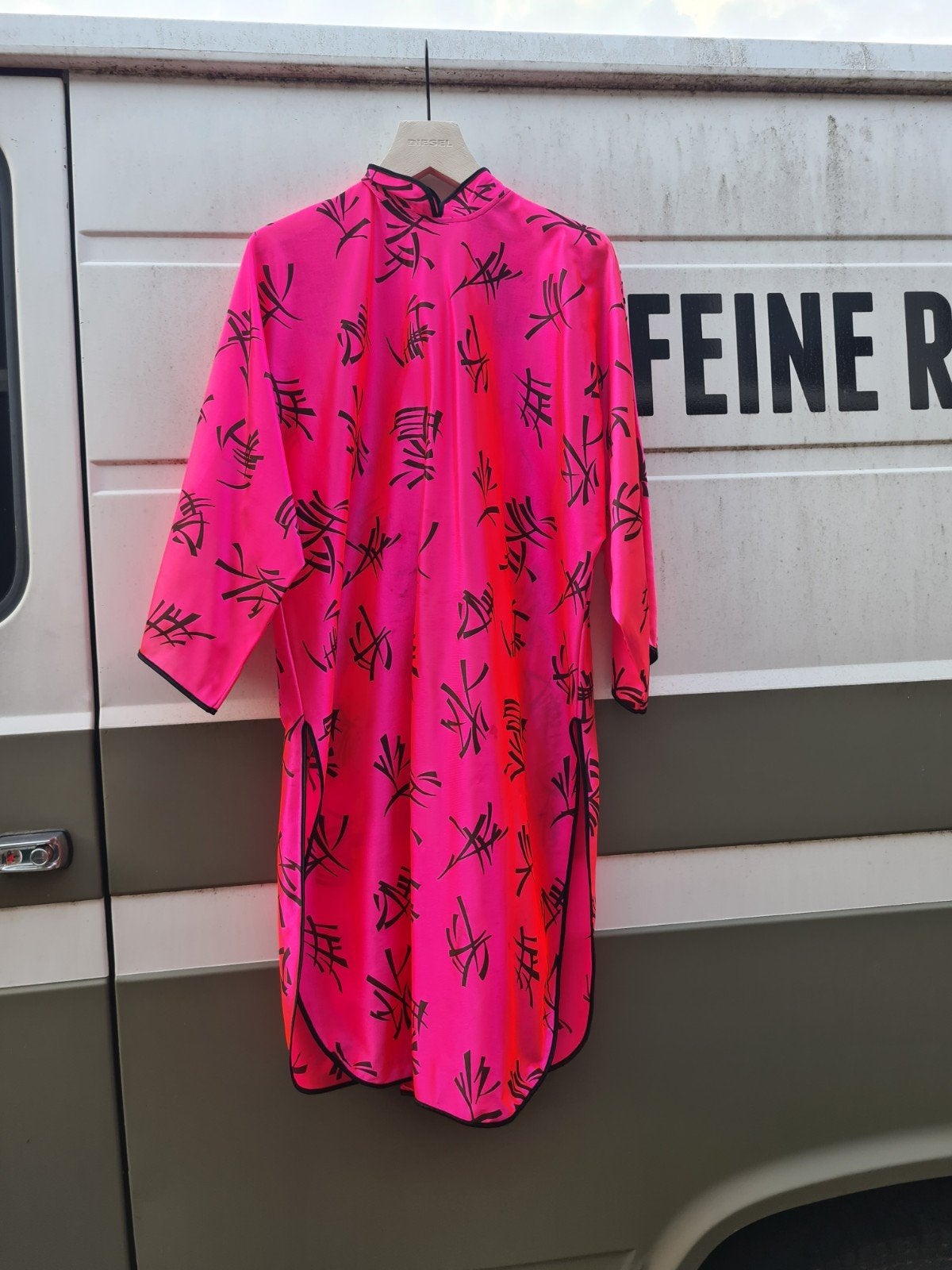 Opvallende Chinese jurk voor carnaval - Neonroze met print, Kleding | Dames, Maat 38/40 (M), Carnaval, Ophalen of Verzenden, Onbekend