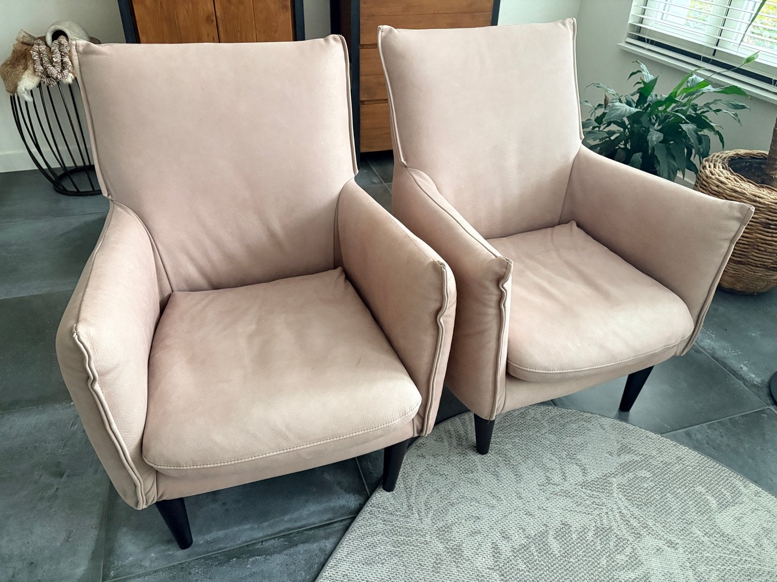 Twee comfortabele fauteuils in zachtroze leer, Ophalen, Zo goed als nieuw, Leer, 75 tot 100 cm