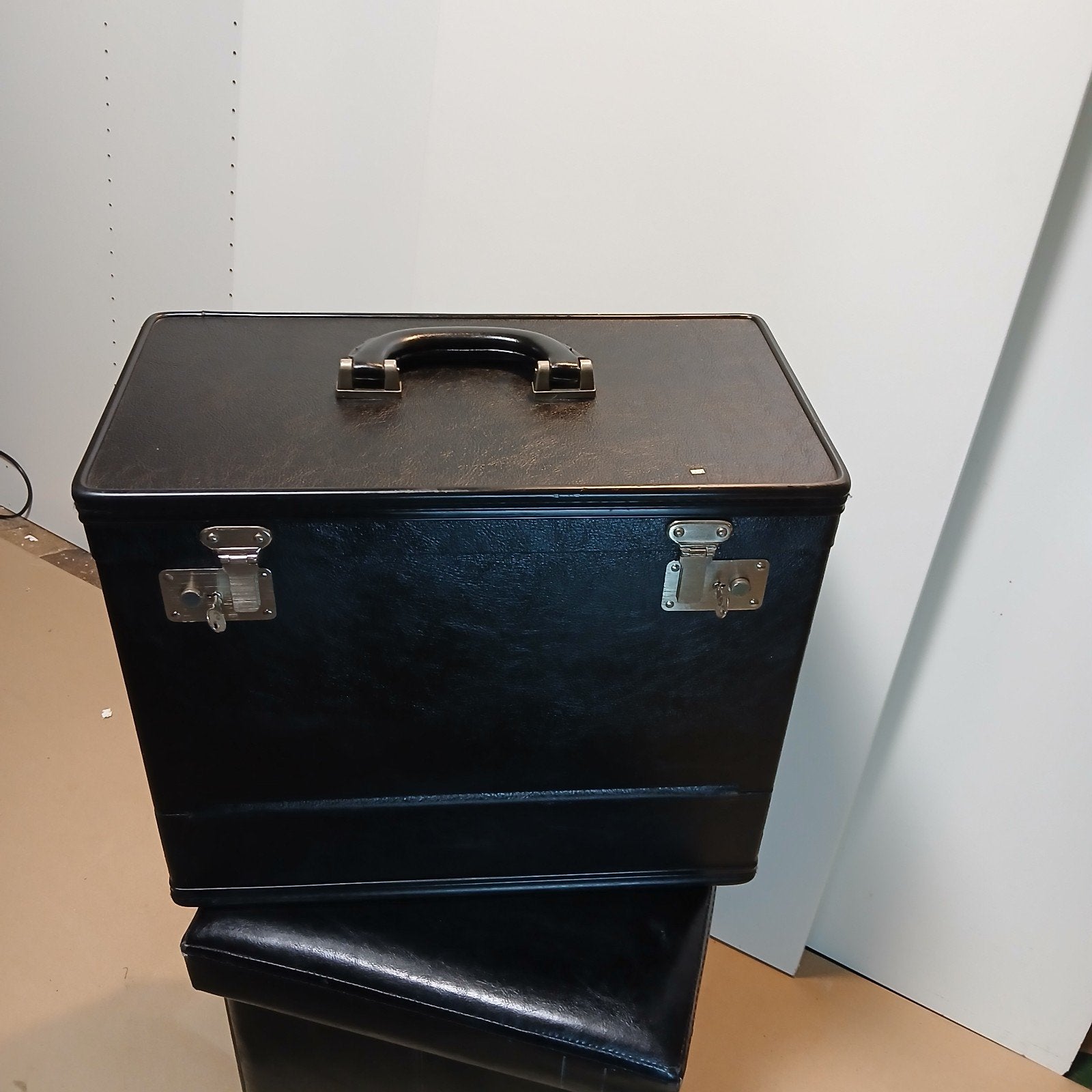 Vintage Erwin Merkle Pforzheim presentatie/juwelierskoffer, Gebruikt, Hard kunststof, 45 tot 55 cm, Slot