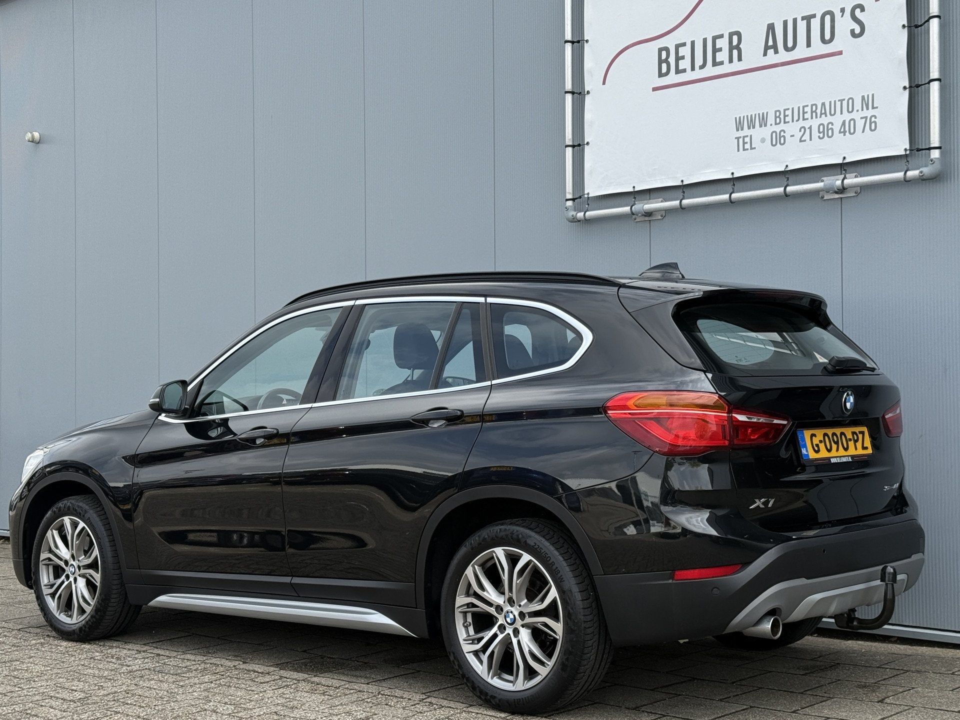 BMW X1 sDrive18i High Executive Automaat/Trekhaak/Camera., Automatische klimaatregeling, Gebruikt, Euro 6, Leder en Stof