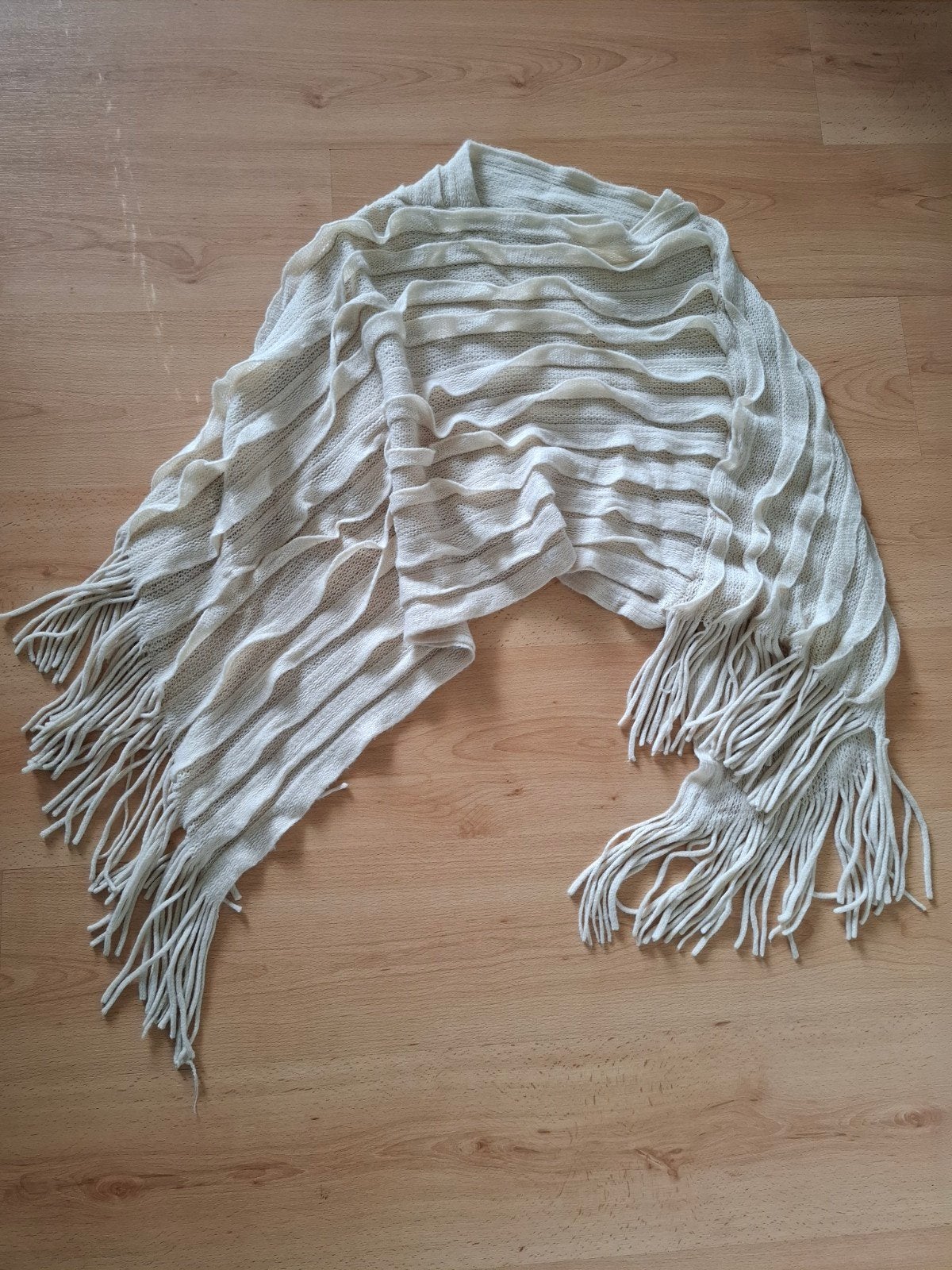Cape Sjaal Omslagdoek Stola. Ecru, Kleding | Dames, Ophalen of Verzenden, Zo goed als nieuw, Maat 46/48 (XL) of groter, Sjaal