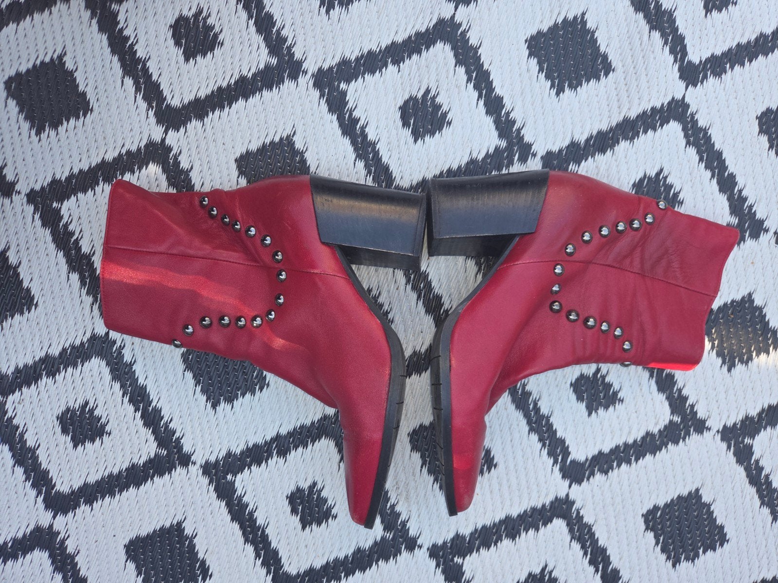 Rode leren korte laarzen met studs - Maat 40, Kleding | Dames, Schoenen, Lage of Enkellaarzen, Ophalen of Verzenden, Onbekend