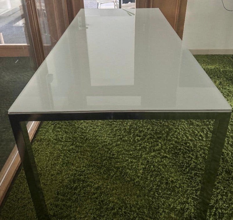 Gratis: tafel met wit gehard glazen blad, Ophalen, Gebruikt, 50 tot 100 cm, 150 tot 200 cm