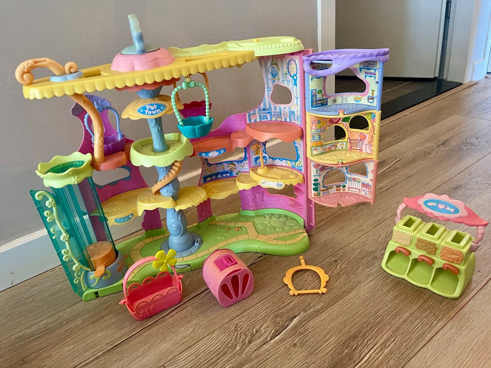Littlest Pet Shop Pet Town Speelset met accessoires, Ophalen of Verzenden, Gebruikt, Meisje