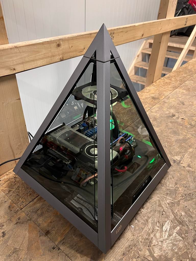 Unieke Azza Pyramid Gaming PC -watergekoeld, RGB, Ophalen of Verzenden, Zo goed als nieuw, Gaming, SSD