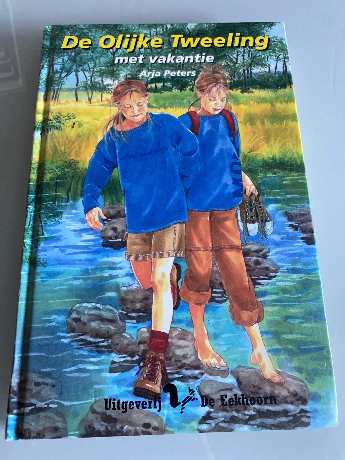 De Olijke Tweeling met vakantie - Arja Peters, Ophalen of Verzenden, Zo goed als nieuw, Fictie