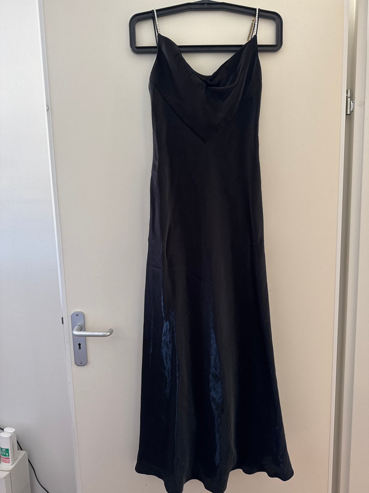 Zwarte satijnen jurk met open rug en glitterbandjes, Ophalen of Verzenden, Gedragen, Maat 38/40 (M), Zwart