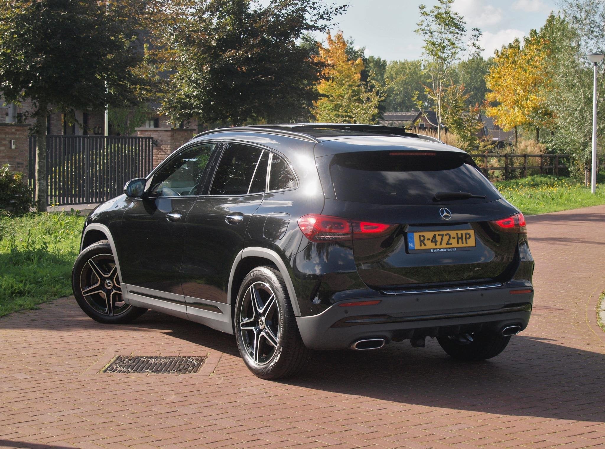Mercedes-Benz GLA-klasse 180 AMG Line | Panoramadak | Camera, Dealer onderhouden, Gebruikt, 4 cilinders, Leder en Stof