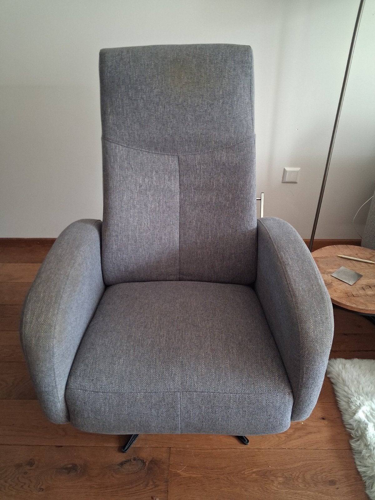 Comfortabele grijze relaxfauteuil, Ophalen, Modern, Comfortabel, 75 tot 100 cm, Zo goed als nieuw