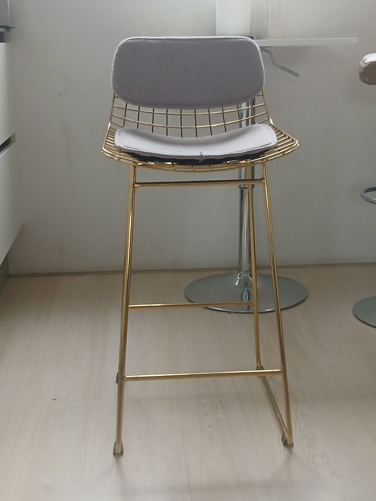 Gouden barkruk met rugleuning en kussens, Huis en Inrichting, Barkrukken, Ophalen of Verzenden, Zo goed als nieuw, Metaal, 90 cm of meer