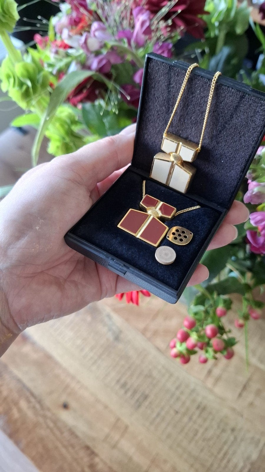 Vintage Guy Laroche Fidji parfumhangers set met doosje, Ophalen of Verzenden, Zo goed als nieuw, Overige typen
