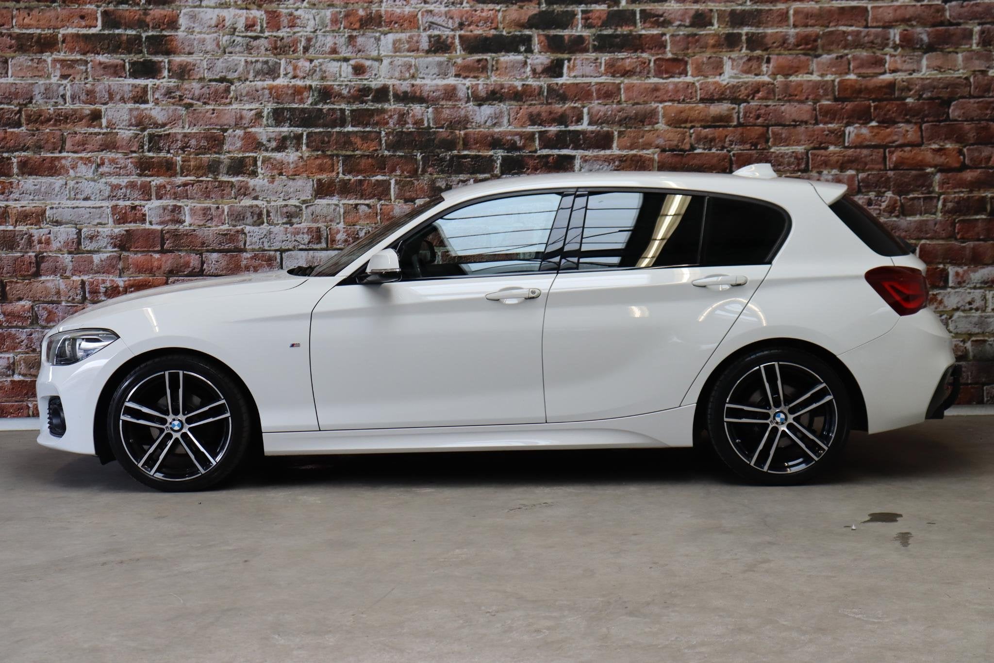 BMW 1-serie 118i Executive M Sport Pakket Automaat 5 deurs /, Auto's, Dealer onderhouden, Gebruikt, Alcantara, Wit