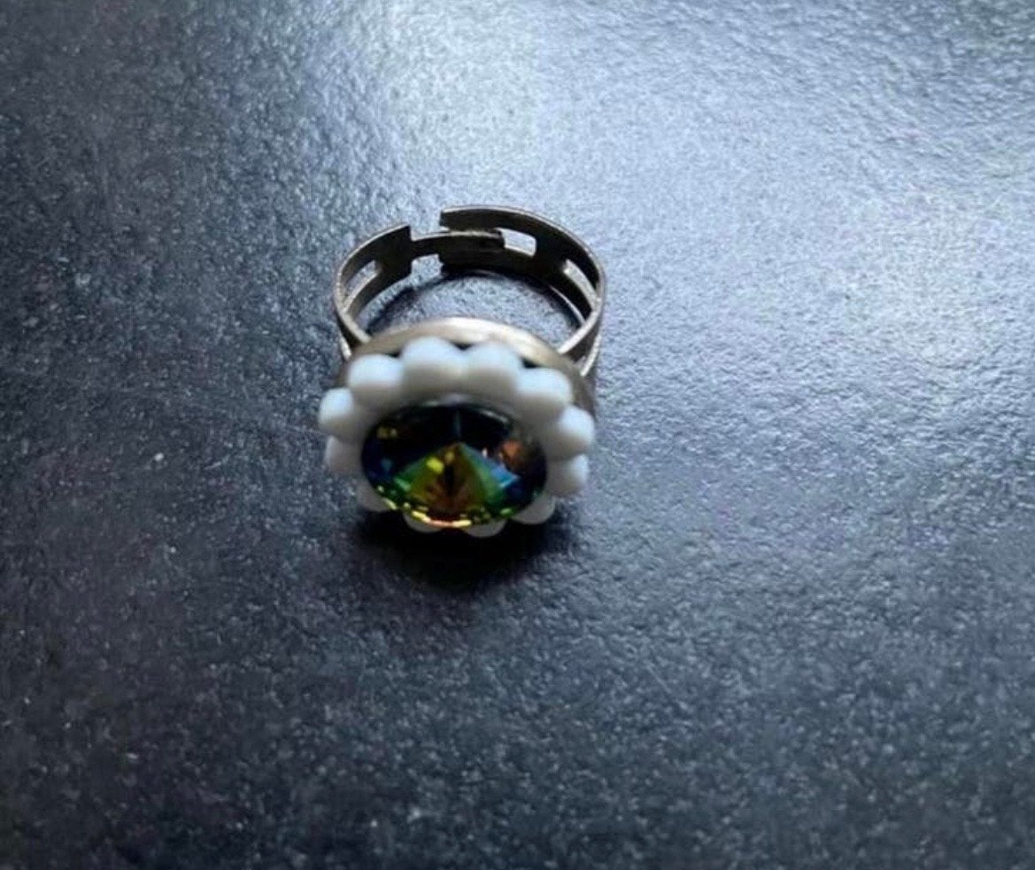 Verstelbare ring met iriserende steen, Sieraden, Tassen en Uiterlijk, Ringen, Met kristal, Overige materialen, Gebruikt, Overige kleuren