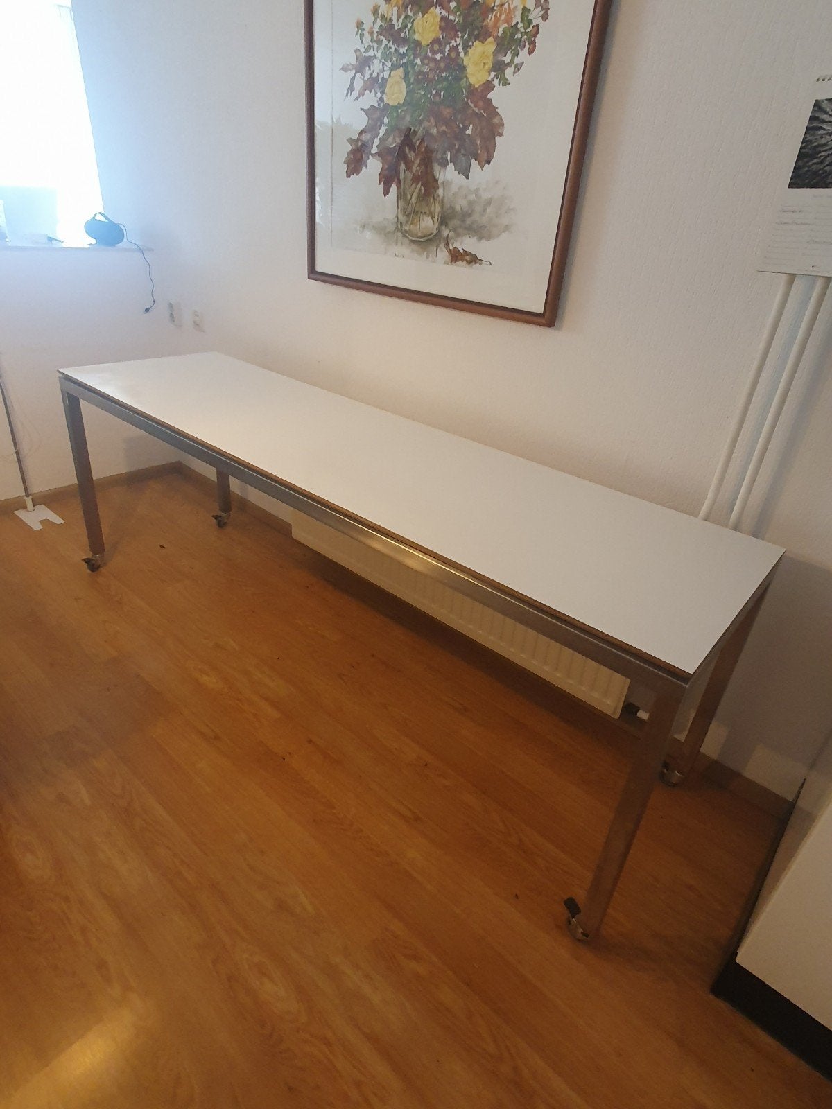 Lange tafel met metalen onderstel en wieltjes, Ophalen, Minder dan 50 cm, Gebruikt, Modern, Industrieel