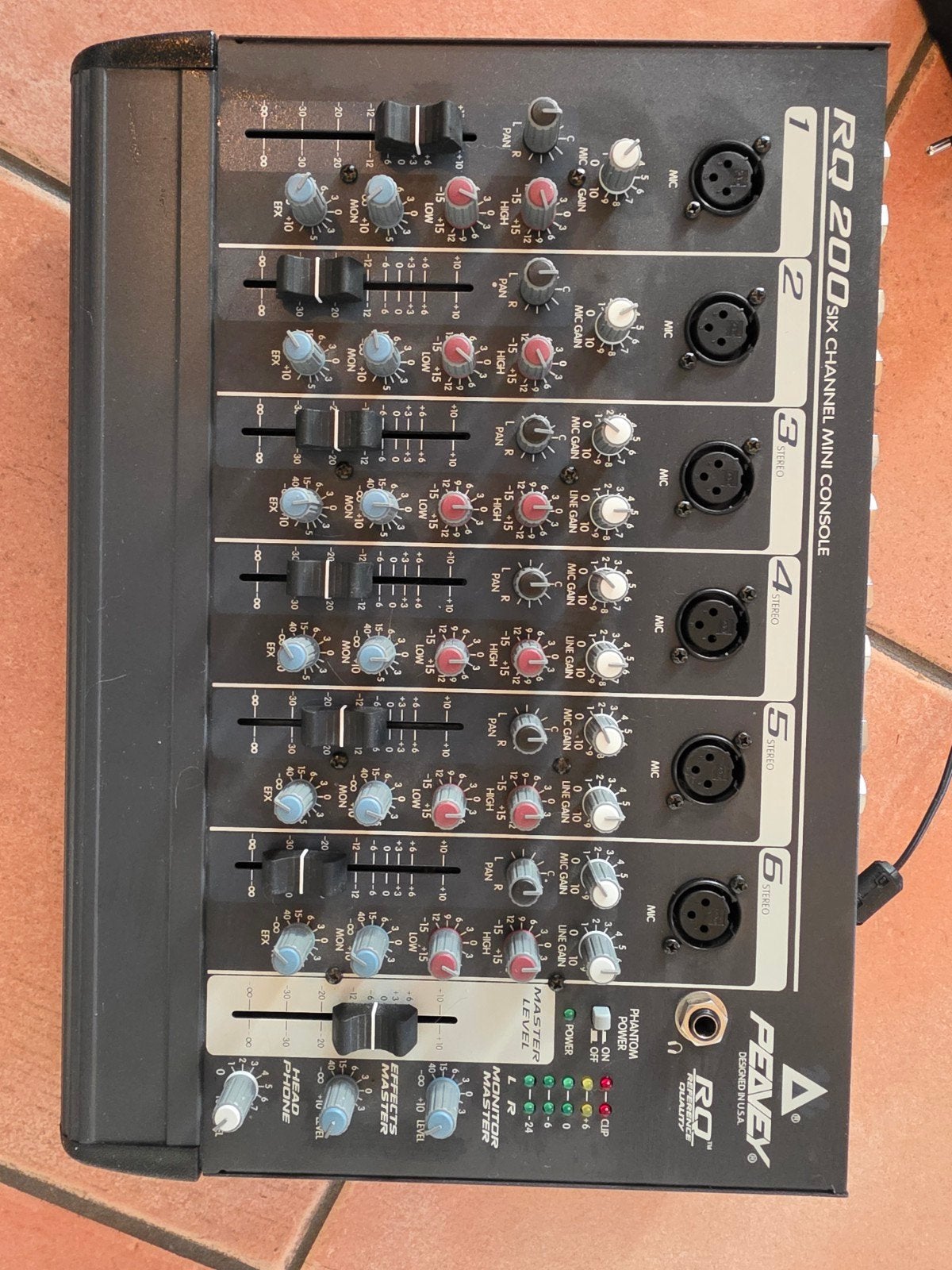 Peavey RQ 200 6-kanaals mixer - Compact en veelzijdig, Muziek en Instrumenten, Ophalen, Gebruikt, 5 tot 10 kanalen, Microfooningang