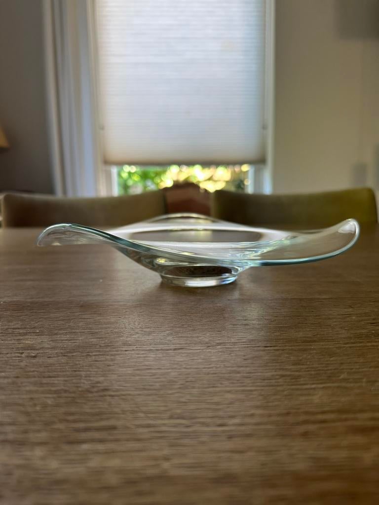 Glazen schaal met bronzen decoratie van Corry Ammerlaan., Antiek en Kunst, Ophalen of Verzenden