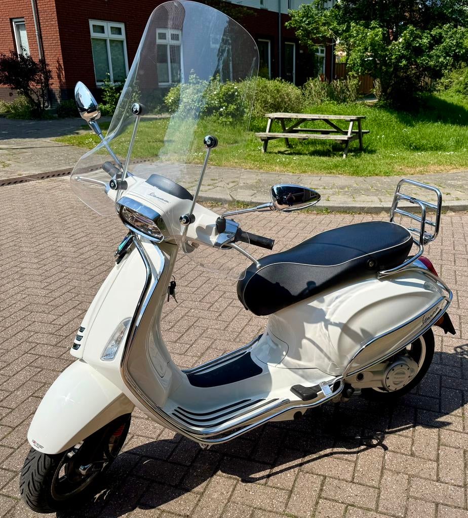 Prachtige witte Vespa Sprint E5 | juli 2023 | 45 km/h, Fietsen en Brommers, Scooters | Vespa, Ophalen, Maximaal 45 km/u, Vespa S