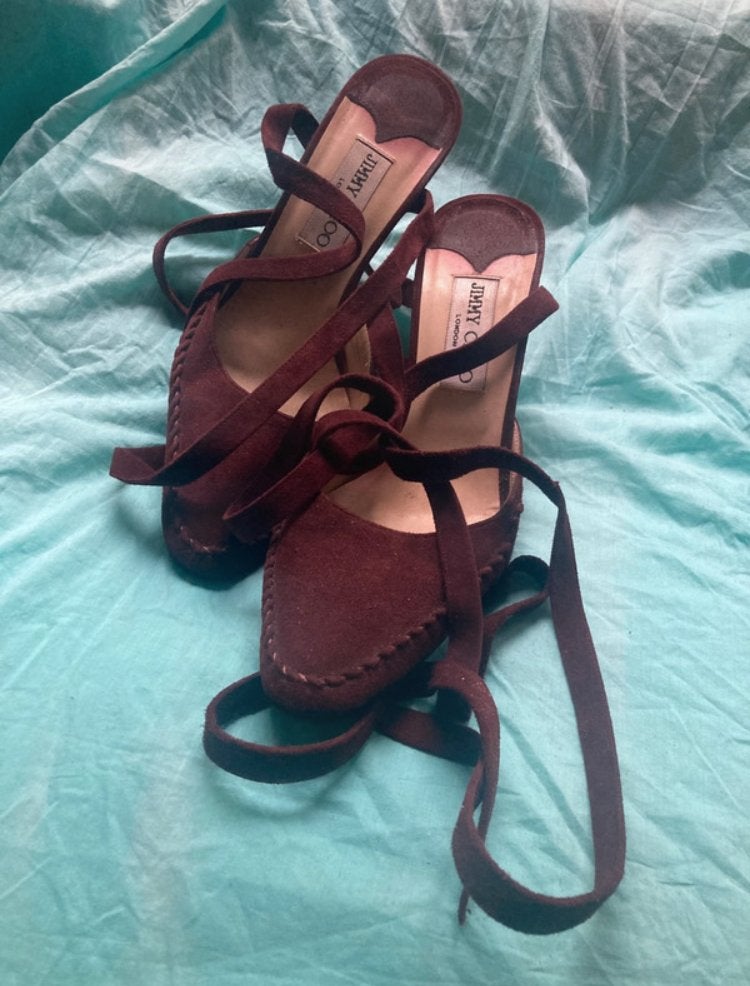 Jimmy Choo suede hakken met linten, Ophalen, Zo goed als nieuw, Rood