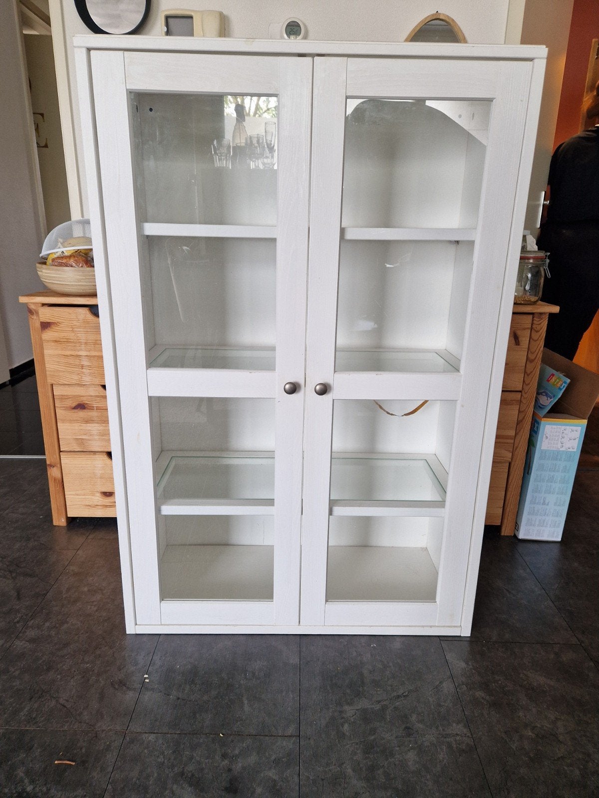 Witte vitrinekast met glazen deuren en planken, Huis en Inrichting, Kasten | Vitrinekasten, Ophalen, Glas, 100 tot 150 cm, 50 tot 100 cm