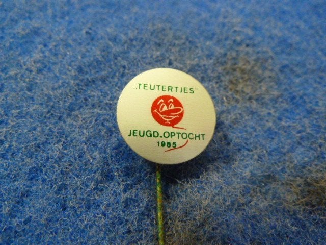 Speldje Teutertjes Jeugd optocht 1965, Verzamelen, Speldjes, Pins en Buttons, Ophalen of Verzenden, Zo goed als nieuw, Overige onderwerpen